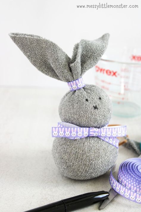 Easy No Sew Sock Bunny Easter Craft No Sew Sock Bunny, Sock Rabbit, Easter Bunny Craft, Fun Easter Decorations, Sock Bunny, Bunny Craft, School Kids Crafts, Rabbit Crafts, Diy Socks