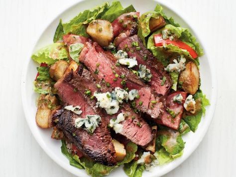 What To Serve With Steak, Steakhouse Salad, Steak Salad, Steak Sauce, Weeknight Dinner Recipe, Potatoe Salad Recipe, Summer Dinner, Steak Recipes, It's Hot