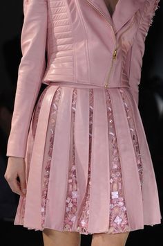 . Versace Atelier, Detail Couture, Mode Rose, Mode Tips, Atelier Versace, Couture Details, Looks Style, Mode Inspiration, Fashion Details