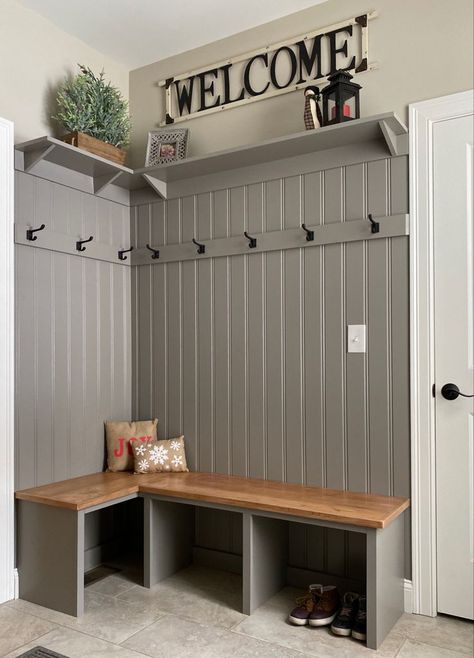 Small Mudroom Entryway, Mudroom Basement, Entryway Mudroom Ideas, Small Mudroom Ideas Entryway, Mini Mudroom, Hallway Panelling, Small Porch Ideas, Small Mudroom Ideas, Utility Room Designs