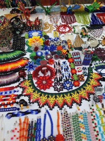 Artesanía wirarika Mexican Souvenirs, Huichol Beading, Huichol Jewelry, Jewelry Artwork, Mexican Folklore, Yarn Painting, Mexican Heritage, Huichol Art, Mexico Art