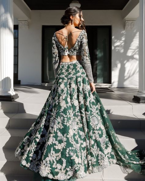 Emerald Green and Gold Lehenga | Custom Indian Bridal Wear Pengantin India, Desi Wedding Dresses, Indian Outfits Lehenga, Wedding Lehenga Designs, Indian Bridal Lehenga, Traditional Indian Dress, Salwar Kamiz, Indian Bridal Dress, Traditional Indian Outfits