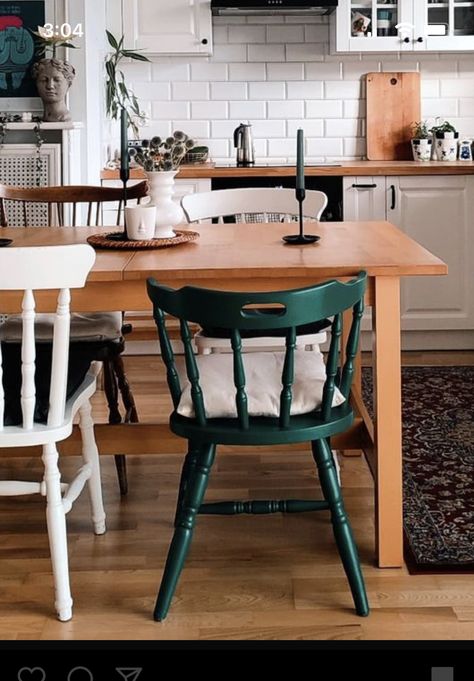 Green Kitchen Chairs, Green Kitchen Table, Pine Table And Chairs, Deco 2023, Boston Living, Boston Living Room, Wood Dining Room Chairs, Dining Table Makeover, Wooden Garden Table