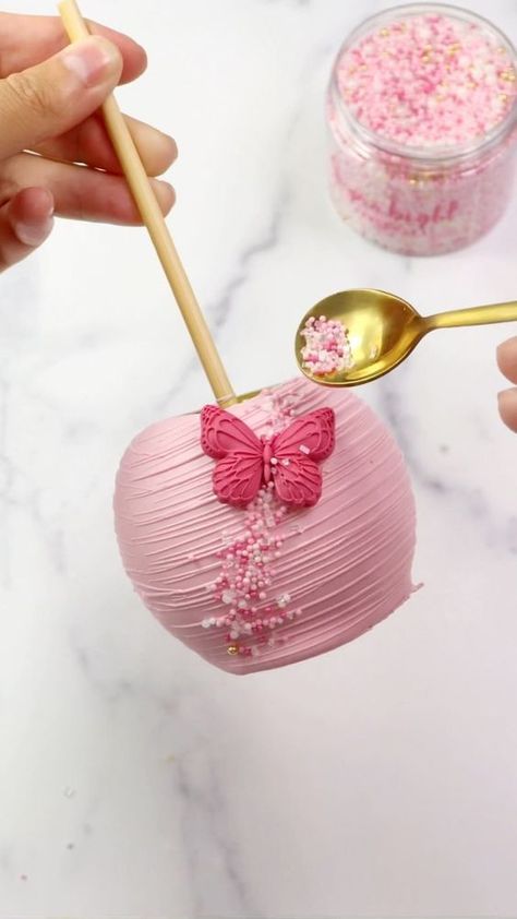 sugarbight on Instagram: My caramel apple class launches this weekend and yes we will learn how to dip them in chocolate 🙌🏻🍏🍫! I’m nervous but excited to get… Valentine Caramel Apples, Easter Caramel Apples, Chocolate Dipped Apples, Caramel Fruit, Pink Candy Apples, Caramel Apple Gifts, Pink Party Foods, Gourmet Candy Apples, Apple Packaging