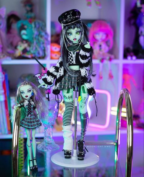 Monster High Doll Custom, Monster High Concept Art, Frankie Stein Redesign, Doll Workshop, Frankie Monster High, Star Pasta, Doll Customizing, Doll Base, Monster High Frankie