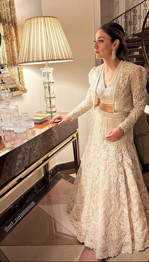 Wedding Guest Gown Classy, Ladies Lehenga, Off White Lehenga, Heavy Dresses, Lehenga Designs Simple, Indian Bride Outfits, Bridal Dresses Pakistan, Bollywood Outfits, Indian Dresses Traditional