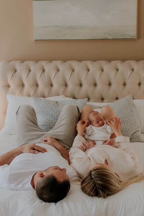 Newborn In Room With Parents, Newborn Photoshoot On Bed, Twins Newborn Photoshoot At Home, Newborn Bedroom Photography, Family Bedroom Photoshoot, Bed Family Photoshoot, Family Bed Photoshoot, Family Photos With A Newborn, Indoor Newborn Family Pictures