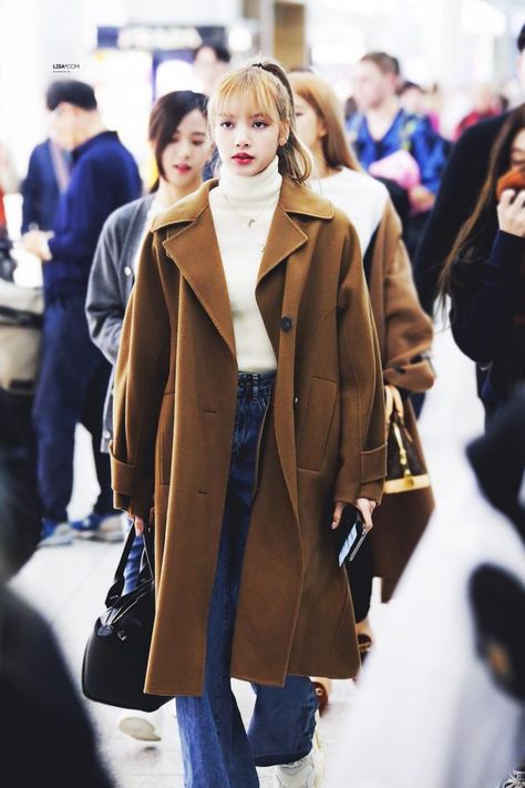 Queen Of Style: BLACKPINK’s Lisa’s Off-Duty Outfits To Inspire Your Wardrobe | Soompi Suede Booties Outfit, Long Brown Coat, Blackpink Outfit, Airport Fashion Kpop, Korean Airport Fashion, Off Duty Outfits, Booties Outfit, Kpop Fashion Outfits, Inspired Outfits