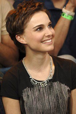 Natalie Portman. She completely rocked the pixie, I think she should have kept it. Natalie Portman Pixie, Natalie Portman Short Hair, Natalie Portman Hair, Shaved Pixie Cut, Shaved Pixie, Short Spiky Hairstyles, Spiky Hair, Short Hair Pixie Cuts, Cut Her Hair