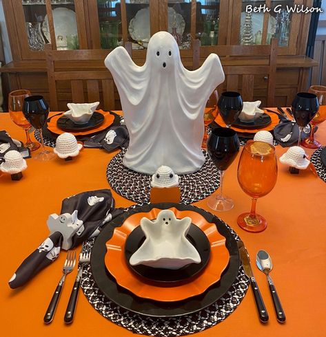 Neutral Halloween Decor, Ghost Napkins, Space Halloween, Diy Halloween Home Decor, Whispers Of The Heart, Diy Halloween Decorations Outdoor, Neutral Halloween, Halloween Table Settings, Table Halloween