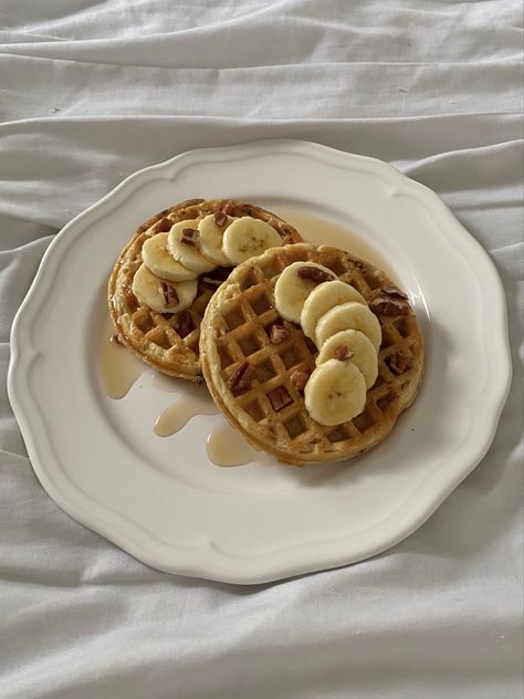 Healthy Egg Toast, Aesthetic Crepes, Breakfast Pancakes Aesthetic, Breakfast Aesthetic Pancakes, Breakfast Ideas Banana, Aesthetic Pancakes, Picky Eaters Breakfast, Toast Aesthetic, Pancakes Aesthetic