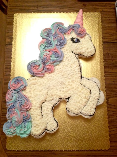 Unicorn cupcake cake!   Used about 40 cupcakes in both vanilla and chocolate. Unicorn Cupcake Cake, Deco Cupcake, Savory Cakes, Pull Apart Cupcake Cake, Pull Apart Cake, Pull Apart Cupcakes, Unicorn Birthday Cake, Unicorn Cupcakes, Unicorn Theme