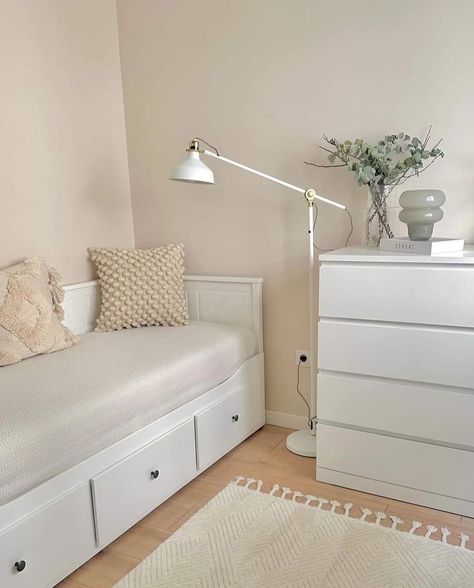 Guest Room Single Bed, Ikea Hemnes Bedroom, Hemnes Divan, Bed Against Wall, Hemnes Day Bed, Guest Bedroom Home Office, Daybed Room, Small Guest Bedroom, Box Bedroom