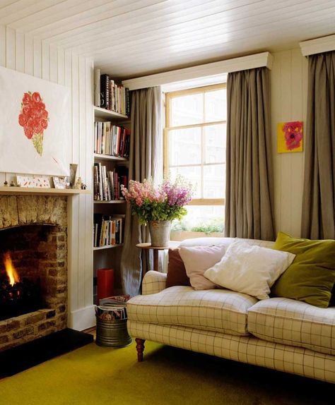 Small Cottage Living Room Ideas, Small Cottage Homes Interior, Small Cottage Living Room, English Cottage Living Room, Small Cottage Interiors, Cottage Style Living Room, Cottage House Interior, Country Cottage Interiors, Timeless Sofa