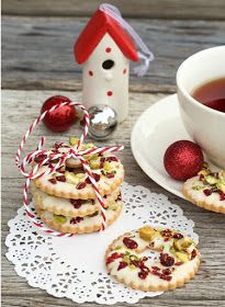 butter hearts sugar: White Chocolate, Pistachio and Cranberry Cookie Wreaths Cranberry Pistachio Cookies, Cranberry Cookie, Chocolate Pistachio, Pistachio Cookies, Wreath Cookies, Cranberry Pistachio, White Chocolate Cookies, White Chocolate Cranberry, Cranberry Cookies