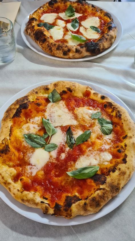 Tavola imbandita con meravigliosa pizza napoletana senza glutine Aesthetic Food Pizza, Pizza Gluten Free, Ital Food, Gluten Free Food, Food Pizza, Living In Italy, Gluten Free Pizza, Best Pizza, 2024 Vision