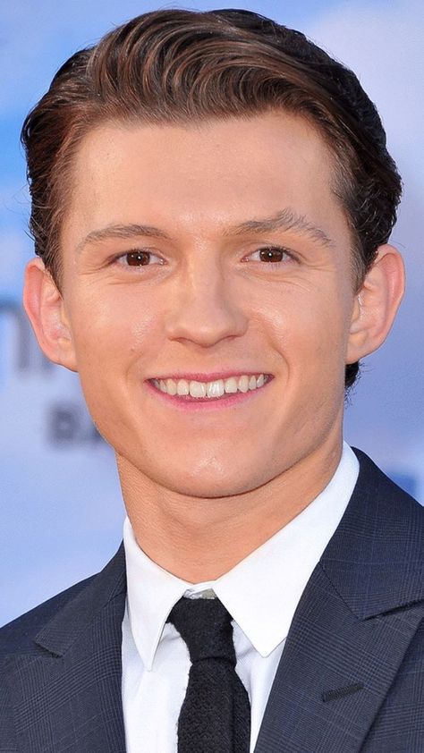 Tom Holland Portrait, Tom Holland Face, Harrison Osterfield, Tom Holland Imagines, Tom Holland Spiderman, Tommy Boy, Men's Toms, Actors Images, Peter Parker