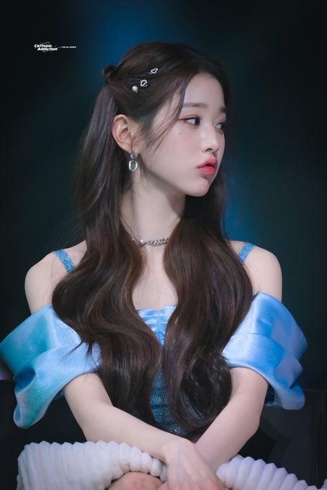 Kpop Hair Color, Iz One Wonyoung, Kpop Hair, Natural Wavy Hair, Movie Premiere, Bts Face, Korean Hairstyle, Korean Makeup, Hair Designs