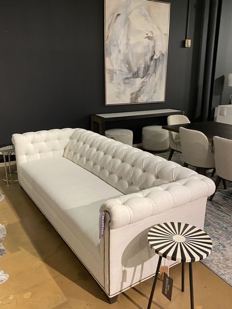 White tufted couch Fancy Couch, Tuffed Sofas Living Room, White Tufted Couch, White Tufted Sofa, Tuffed Couches, Tuffed Couch, Cream Tufted Sofa, White Tuffed Sofas, Luxury Couch