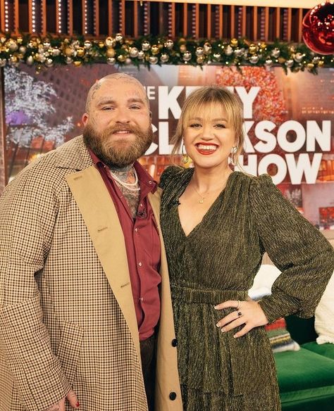 The Kelly Clarkson Show (@kellyclarksonshow) • Instagram photos and videos Pelos Ter Kelly Clarkson Bed, Ariana Grande And Kelly Clarkson, Ariana Grande Kelly Clarkson, Selena Gomez Kelly Clarkson Show, The Kelly Clarkson Show, Holiday Giveaways, Barry Manilow, Men Photography, Kelly Clarkson