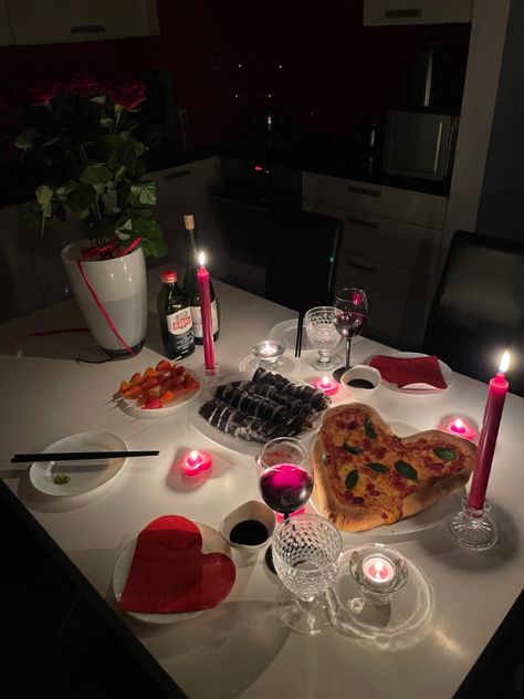 Bed Surprises For Him, Birthday Dinner For Girlfriend, At Home Dates Aesthetic, Date Table Set Up, Date At Home Aesthetic, Surprise Dinner For Boyfriend, At Home Anniversary Dinner, Romantic Dinner For Him, At Home Anniversary Ideas