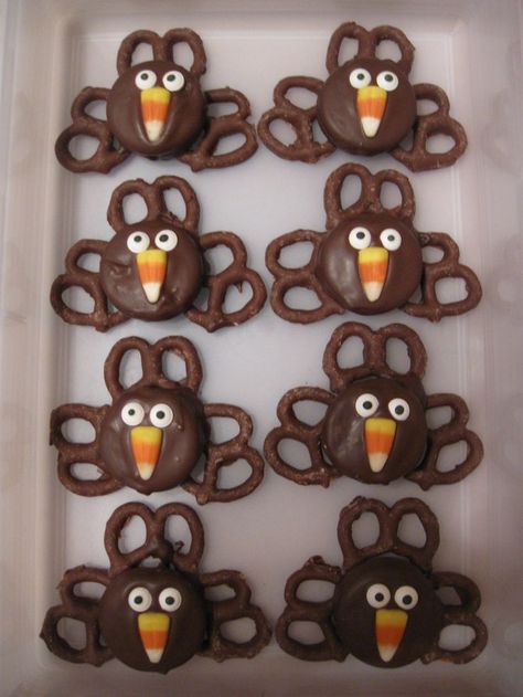 Turkey Treats - Chocolate covered pretzels, chocolate covered ritz crackers, and candy for eyes and beak. Awesome. Turkey Pretzels, Oreo Turkey, Turkey Treats, Thanksgiving Snacks, Turkey Cookies, Kids Treat, Thanksgiving Treats, Holiday Snacks, Chocolate Pretzels