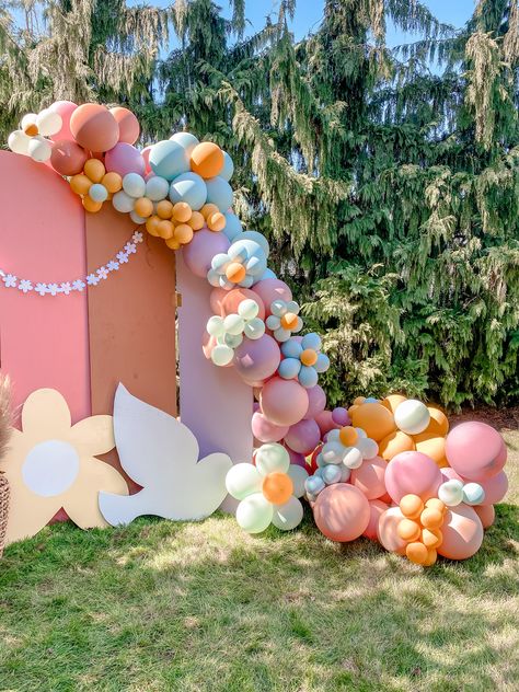 Balloon arch - wooden backdrop first birthday Onestock Birthday, Woodstock Theme, Backdrop First Birthday, First Birthday Diy, Hippie Birthday Party, Wooden Backdrop, Groovy Party, 1st Birthday Girl Decorations, Groovy Birthday