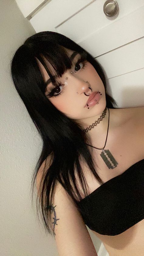 Ary1ku Instagram, Latina Alt Makeup, Grunge Latina Makeup, Emo Latina Outfits, Alt Latina Makeup, Emo Latina Makeup, Black Undershirt Outfits, Alt Latina, Emo Latina