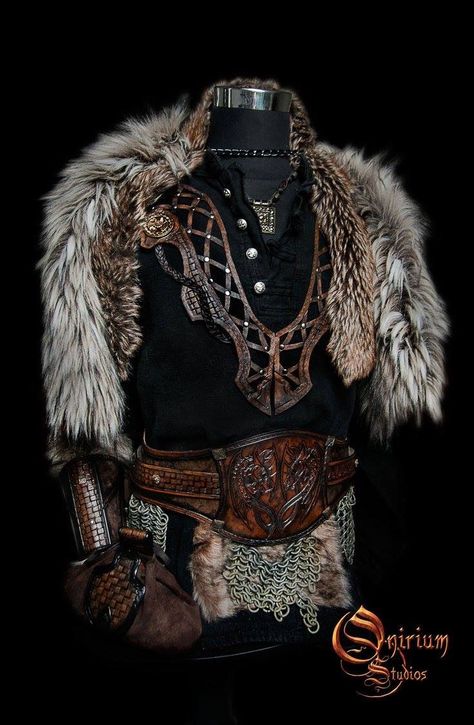 Om den här är historiskt korrekt vet jag inte, men jag kunde inte komma på vilken anslagstavla jag skulle "pinna" den, så... Norse Fashion Male, Viking Fashion Men, Modern Viking Fashion Men, Norse Outfits Male, Barbarian Outfit Male, Viking Aesthetic Male, Viking Outfit Male, Viking Clothing Male, Dnd Outfits Inspiration Male