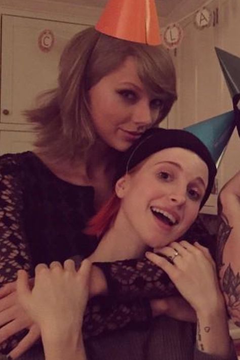 TAYLOR SWIFT AND HAYLEY WILLIAMS MY GIRLS Taylor Swift Girlfriend Material, Bi Stuff, Haley Williams, Hayley Paramore, Midnight Rain, Paramore Hayley Williams, Fav Person, Swift Photo, Aesthetic People