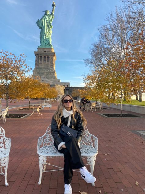 Statue Of Liberty Outfit New York, Statue Of Liberty Picture Poses, Statue Of Liberty Winter, Liberty Statue Aesthetic, Statue Of Liberty Instagram Pics, Statue Of Liberty Picture Ideas, Statue Of Liberty Photo Ideas, Statue Of Liberty Outfit, Statue Of Liberty Aesthetic