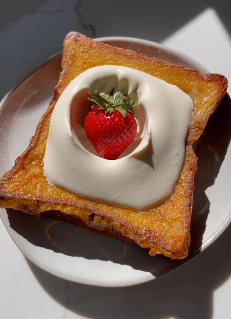 Strawbbery Lava Toast | Baileys UK Baileys French Toast Recipe, Baileys French Toast, Lava Toast, Sweet French Toast, Baileys Original Irish Cream, Baileys Recipes, Leches Cake, Yummy Meals, Tres Leches Cake