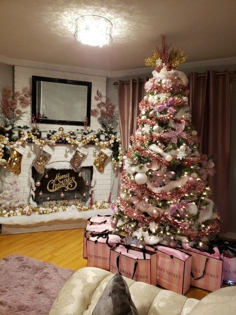 Light Pink Christmas Decor, Pink And Black Christmas Decor, Pink Christmas Living Room, Pink Themed Christmas Tree, Pink And Red Christmas Decor, Christmas Decir, Peppermint Princess, Pink Christmas Bedroom, Pink Christmas Aesthetic