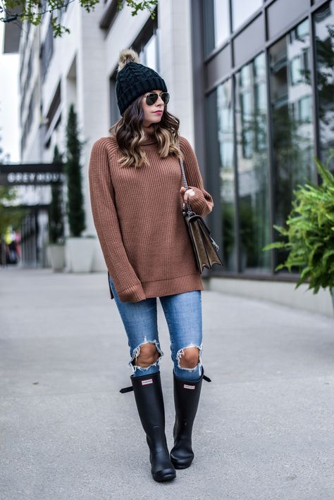 3 items you need this fall | Houston fashion blogger | #blog #hunerboots #Levis #beanie Hunter Rain Boots Outfit, Rainboots Outfit, Rain Boot Outfit, Hunter Boots Outfit, Winter Mode Outfits, Classy Fall Outfits, Outfits Baddie, Hunter Boot, Hunter Outfit