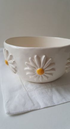 Small Clay Bowl Ideas, Poterry Clay Ideas Bowl, Handmade Ceramic Bowls Ideas, Ceramic Ice Cream Bowls, Pinch Bowls Ceramics, Clay Ideas Bowl, Ceramic Flower Bowl, Bowl Pottery Ideas, Cute Ceramic Bowls