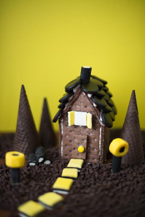 Easy Haunted House, Licorice Allsorts, Haunted Gingerbread House, Halloween Gingerbread House, Halloween Crafts For Toddlers, Halloween Party Decorations, Cookie House, Fun Halloween Crafts, Crafts For Toddlers