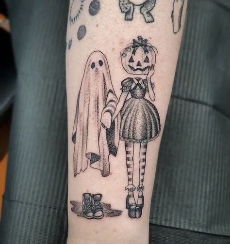 Cute Halloween Tattoos, Tattoo Schrift, Goth Tattoo, Spooky Tattoos, Halloween Tattoo, Celtic Tattoos, Full Sleeve Tattoos, Spooky Designs, Halloween Tattoos