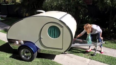 Vous aimez le camping mais pas le fait de dormir dans une tente ? Pourquoi pas vous tourner vers ce mini camping-car ? Enfin, pas si mini que ça... Teardrop Camper Interior, Petit Camping Car, Teardrop Camper Trailer, Travel Camper, Tiny Trailers, Tiny Camper, Small Campers, Mini Camper, Retro Campers