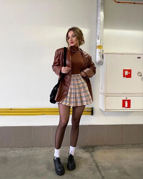 Save-Follow🤍 University Outfit Ideas Casual, University Outfit Ideas, Plaid Skirt Outfit, Outfit Ideas Casual, University Outfit, Dark Academia Fashion, Winter Skirt Outfit, Academia Fashion, Uni Outfits