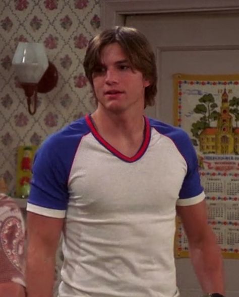 Young Ashton Kutcher, Kelso That 70s Show, That 70s Show Outfits, 70s Show Outfits, Michael Kelso, 70s Show, 70s Aesthetic, Ashton Kutcher, Middle Aged Man