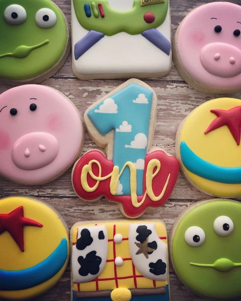 Kerri Ann en Instagram: “#toystorycookies #toystory #youvegotafriendinme #buzz #woody #toystoryparty #customcookies #decoratedcookies #cookiefavors #cookiesbykerri…” Minecraft Party Printables, Toy Story Cookies, Crazy Cookies, Toy Story Cakes, Toy Story Birthday Party, Cookie Favors, Birthday Toys, Cookie Inspiration