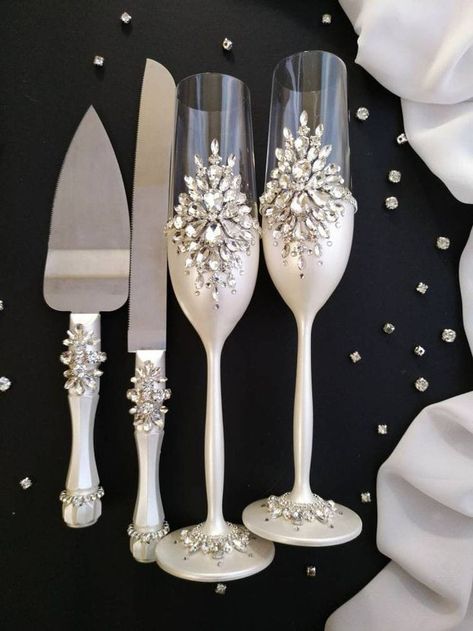 Glasses decorations ideas Wedding Cake Pearls, Wedding Cake Server Set, Wedding Toasting Glasses, Wedding Wine Glasses, Crystal Cake, Wedding Cake Server, Cake Servers, Cake Server Sets, Wedding Flutes