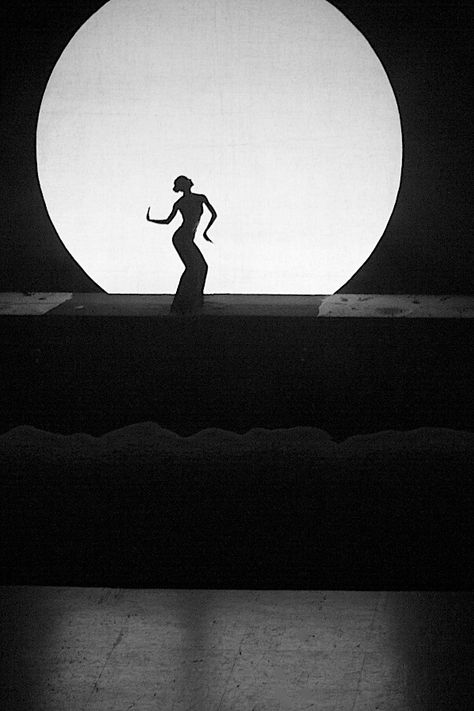 Bühnen Design, Moon Dance, Kunming, Black And White Photograph, Arte Inspo, Stage Lighting, Black White Photos, Stage Design, Pics Art