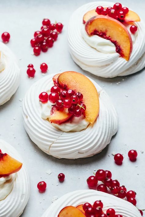 Meringue Pavlova, Red Currant, Dessert Photography, Berry Fruit, Sweet Peach, Lemon Curd, Summer Treats, Pavlova, Meringue