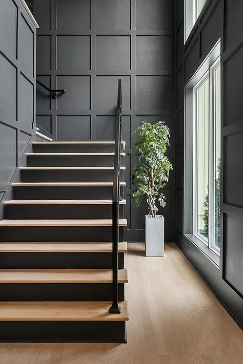 Accent Wall Staircase, Stairs Feature Wall, Stairway Inspiration, Wall Staircase, Feature Wall Ideas, Black Accent Wall, Staircase Wall Decor, Stair Wall, Interior Contemporary