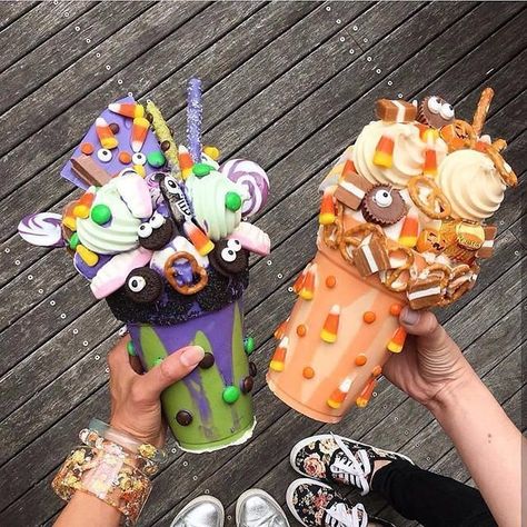 Monster Milkshakes, Crazy Shakes, Decoracion Hello Kitty, Unicorn Party Food, Bubble Waffle, Kawaii Dessert, Candy Drinks, Junk Food Snacks, Fake Bake