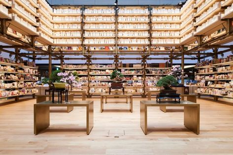 6 Instagrammable Tokyo Bookstores and Where to Visit Them Meguro City, Beer Images, The Last Bookstore, Gothic Buildings, London Pubs, Book Cafe, San Francisco City, The Great Escape, Shop Window Displays