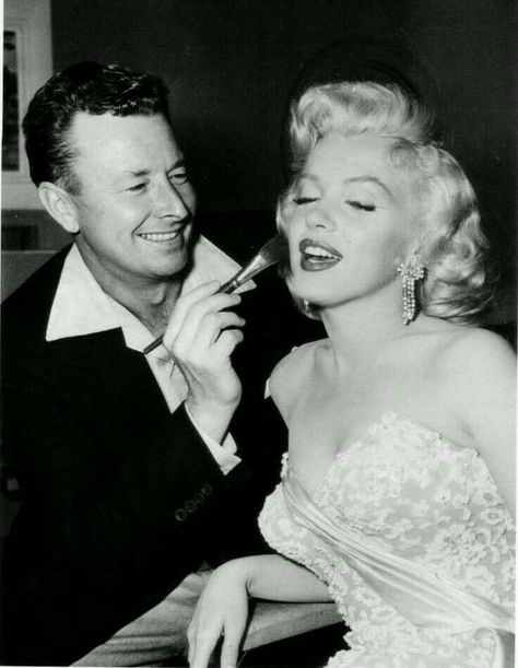 Marilyn and her makeup artist/best friend Marilyn Monroe Marriages, Marilyn Monroe Old, Marilyn Monroe Life, Jack Benny, Body Noir, Gentlemen Prefer Blondes, Joe Dimaggio, Jean Harlow, Lauren Bacall