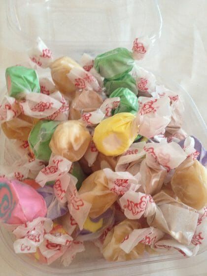 Easy Taffy Recipe, Salt Water Taffy Recipe, Baking With Grandma, Taffy Recipe, Home Made Candy, Saltwater Taffy, Homemade Recipe Books, Healthy Candy, Salt Water Taffy