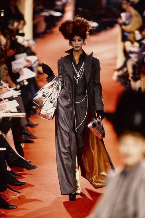 Andreas Kronthaler for Vivienne Westwood Fall 1993 Ready-to-Wear Fashion Show - Christy Turlington Burns Vivienne Westwood Fall 1993, Vivienne Westwood Suit, Vivienne Westwood Designs, Vivienne Westwood Fashion, 90s Runway Fashion, Vintage Runway, Original Supermodels, Christy Turlington, Vivienne Westwood